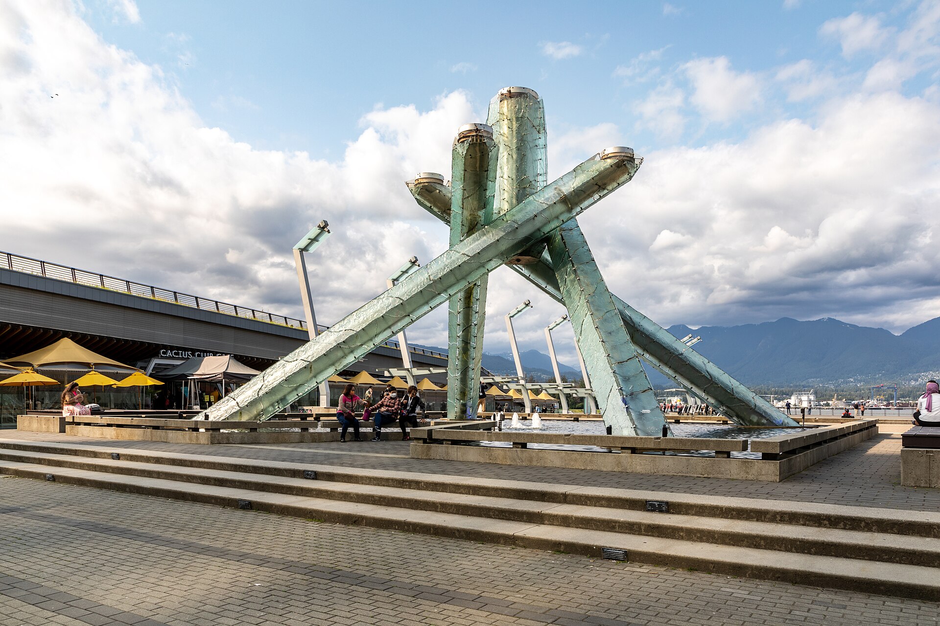 Olympic Cauldron am Jack Poole Plaza